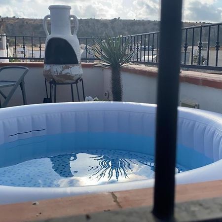Apartment With Terraces And Private Jacuzzi - San Vito 400M From Beach 圣维托罗卡波 外观 照片