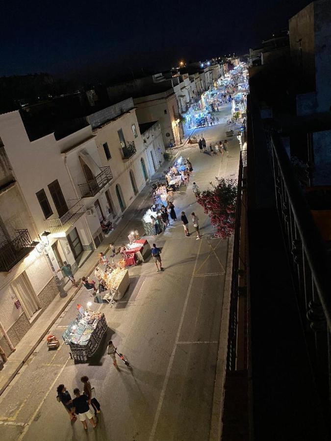 Apartment With Terraces And Private Jacuzzi - San Vito 400M From Beach 圣维托罗卡波 外观 照片