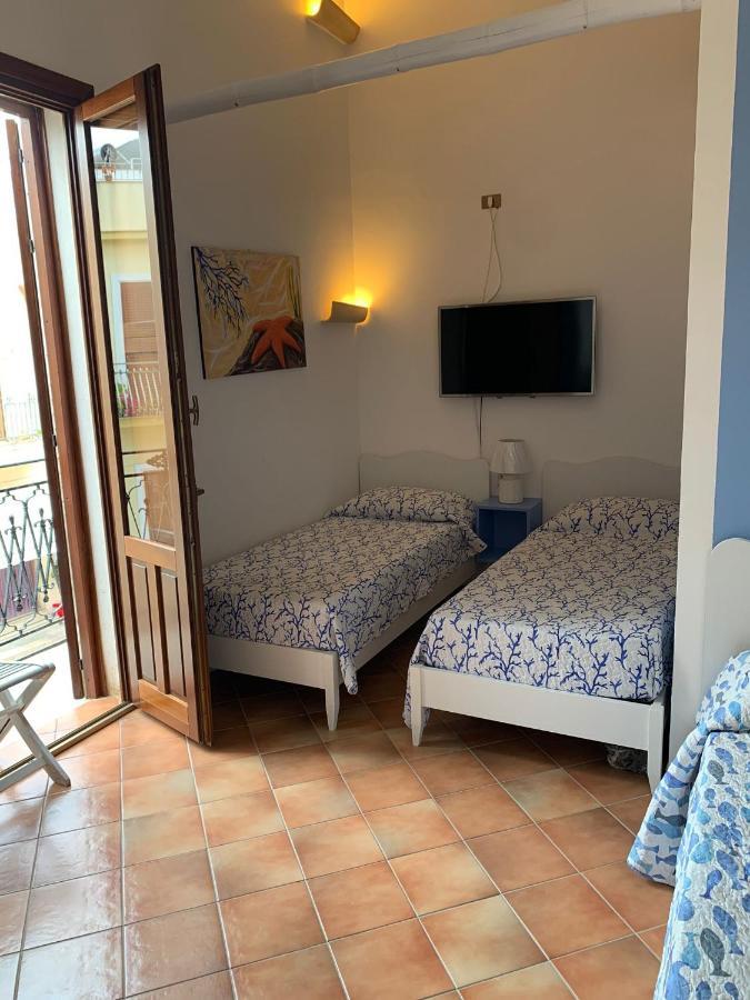 Apartment With Terraces And Private Jacuzzi - San Vito 400M From Beach 圣维托罗卡波 外观 照片