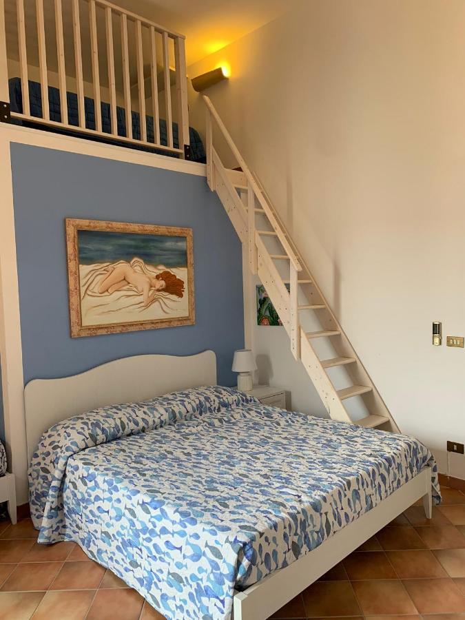 Apartment With Terraces And Private Jacuzzi - San Vito 400M From Beach 圣维托罗卡波 外观 照片