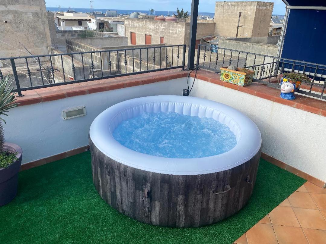 Apartment With Terraces And Private Jacuzzi - San Vito 400M From Beach 圣维托罗卡波 外观 照片