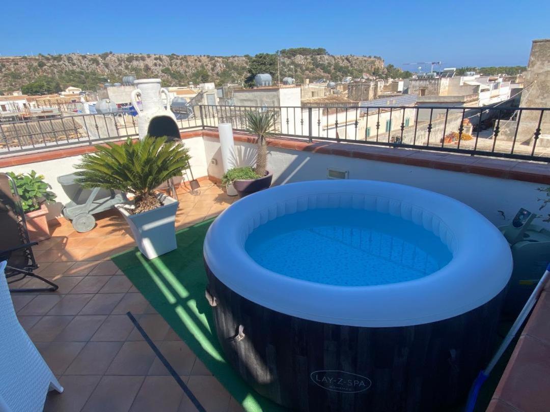 Apartment With Terraces And Private Jacuzzi - San Vito 400M From Beach 圣维托罗卡波 外观 照片